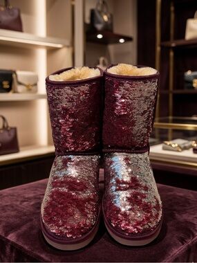 NEW UGG CLASSIC SHORT SEQUIN PINK BOOTS
WOMEN'S Size 10